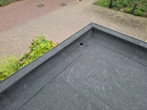 bitumen plat dak met afvoer